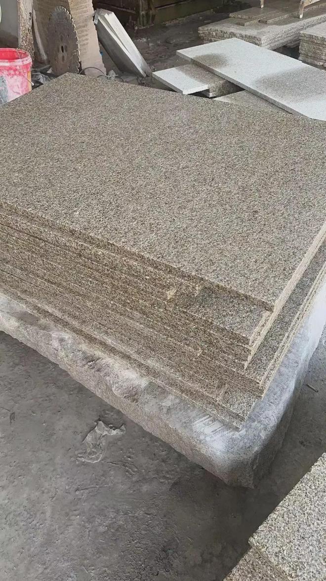 芝麻灰花岗岩与黄锈石的专业加工 荔枝面、火烧面及光面工艺详解