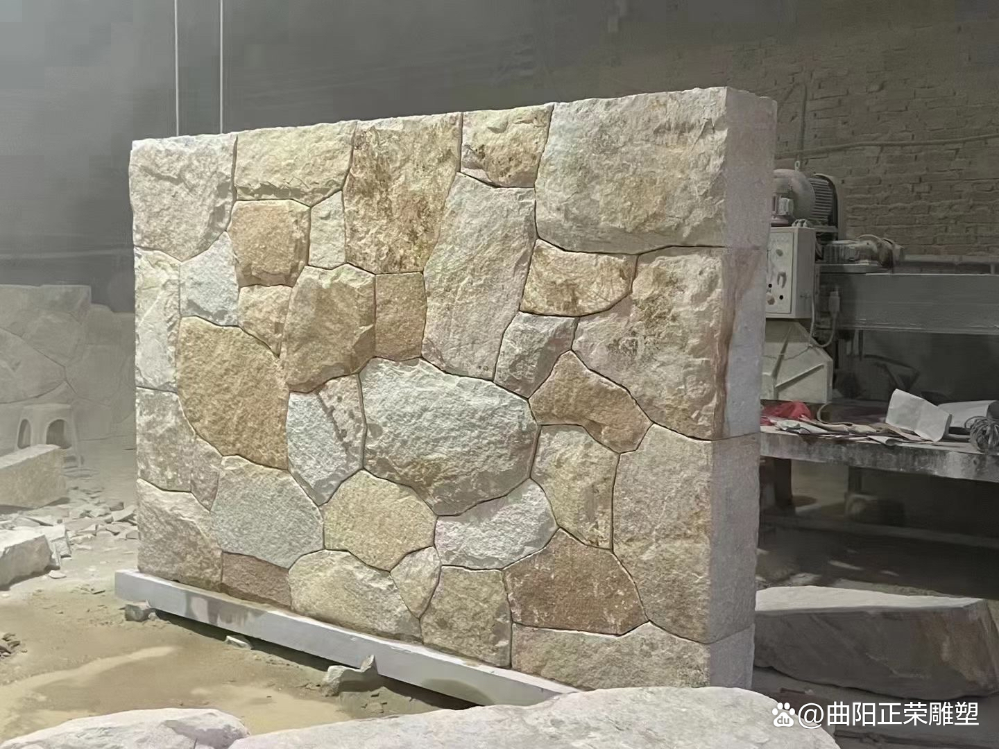 柏坡黄石材景墙景观雕塑加工艺术探析